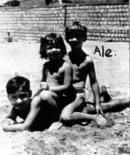 en la playa con sus hermanos