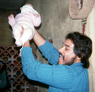Osvaldo Fraga con su hija en 1975